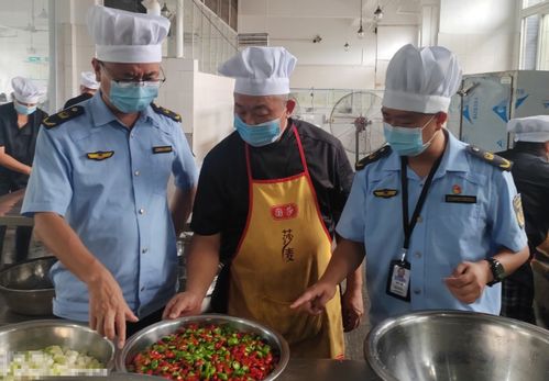 重慶市涪陵區(qū)龍橋街道市場(chǎng)監(jiān)管所 護(hù)航暑期安全，開展夏令營食品銷售專項(xiàng)檢查